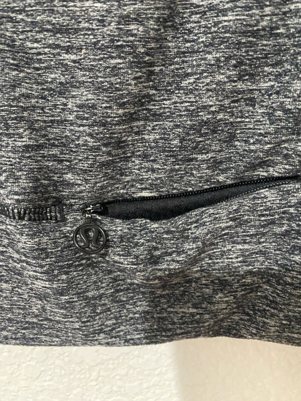 Lululemon Long Sleeve Athletic Top Women’s Small Thumbholes Zip Pocket - Picture 4 of 6